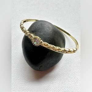 Pulsera en Oro Laminado 18k con brillante Central y zirconia en un lateral.